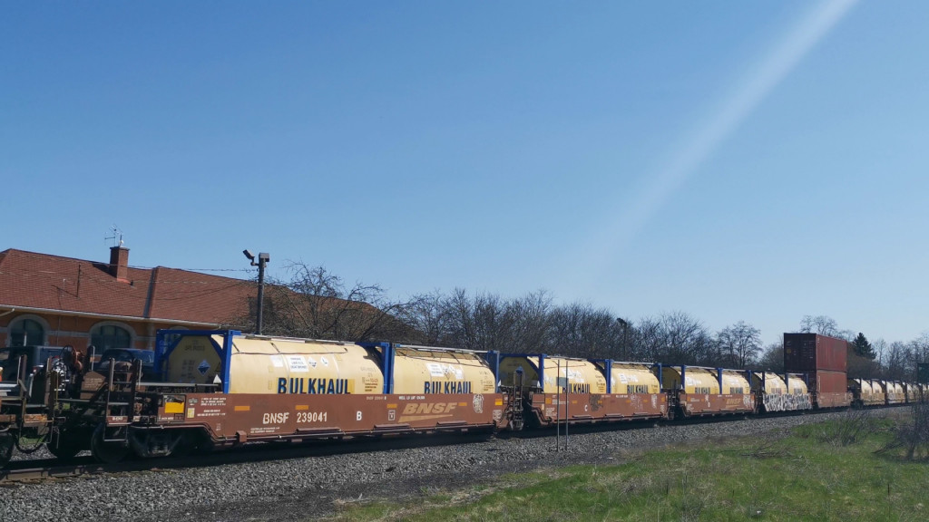 BNSF 239041 (5 Section Well Car Altogther)